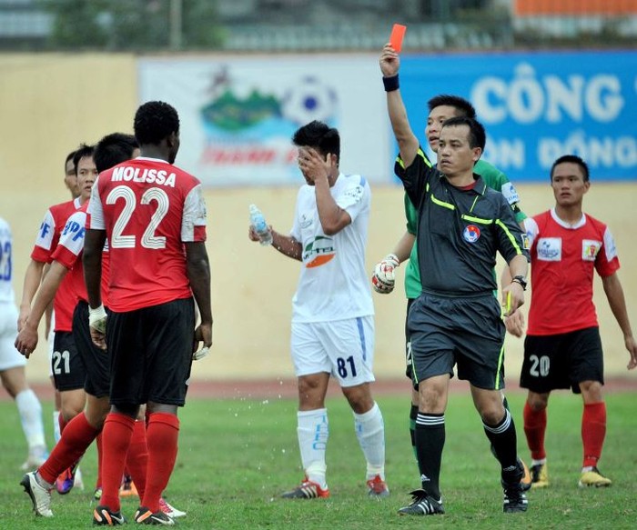 Phút cuối cùng của hiệp 1, tiền đạo Moussa của V. Ninh Bình đã phải nhận thẻ vàng thứ 2 và bị đuổi khỏi sân sau pha đánh nguội với hậu vệ Lê Đức Tuấn của đội chủ nhà.